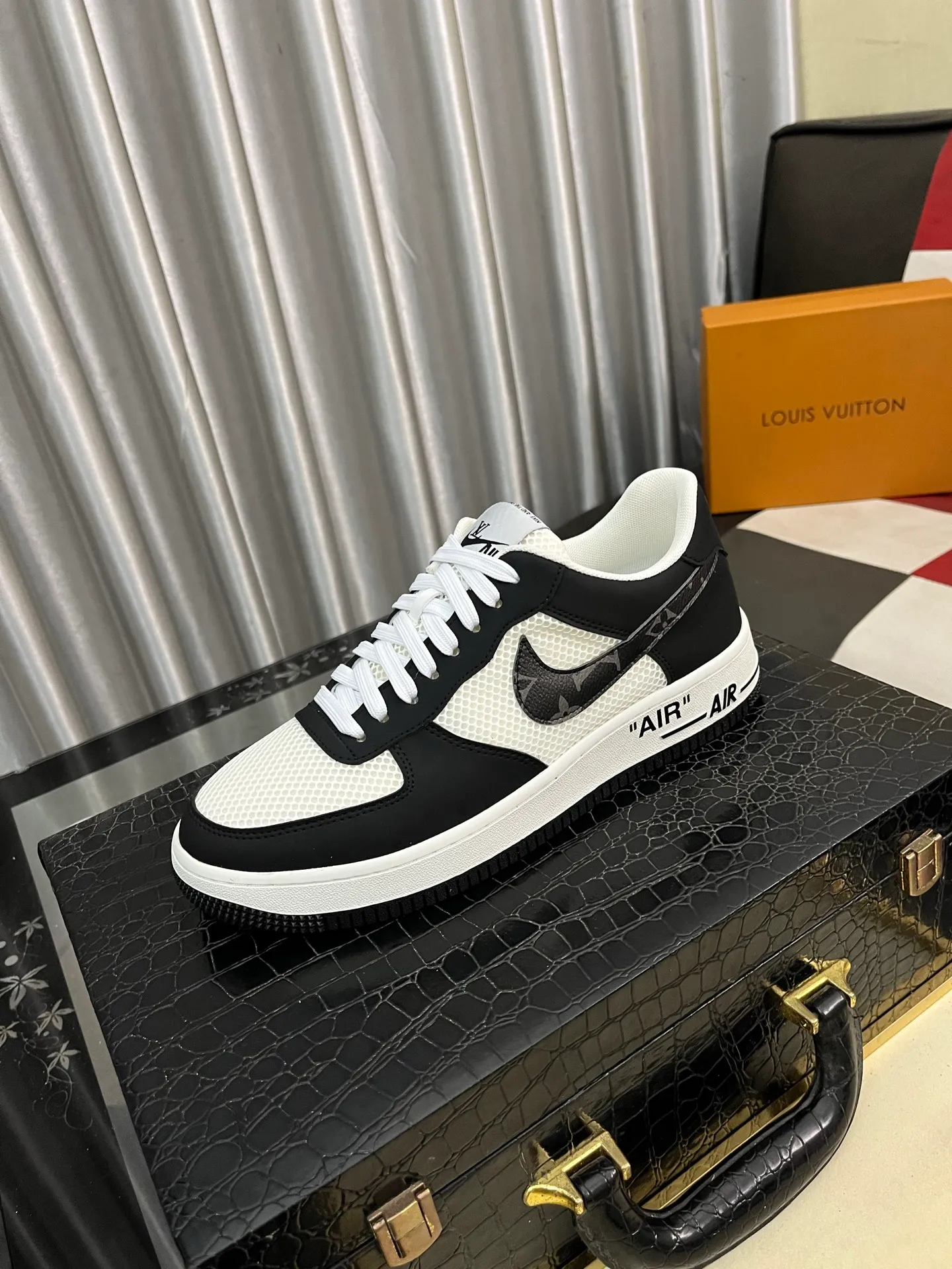 Men's shoes 💰440⌚️⌚️【LOUlS VUlTTON】Louis Vuitton ~ unique and casual style. LV counter purchasing 🏃casual shoes😍😍 are on sale at the men's counter at the same time. Italian imported brands select top-layer Italian cowhide. 🐑Sheepskin lining (refuses to discolor and grind feet) Sole: Original sole specially provided by the original factory 🎬Better in kind Code number: 38-443⃣️Color selection